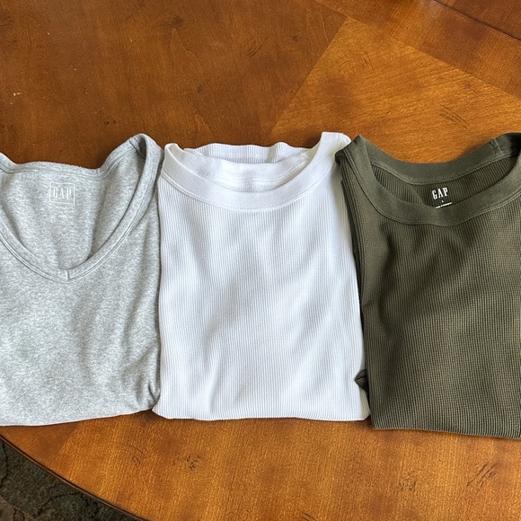 GAP -Bundle: White, Olive, and Gray Long Sleeve Tops - Picture 16 of 16